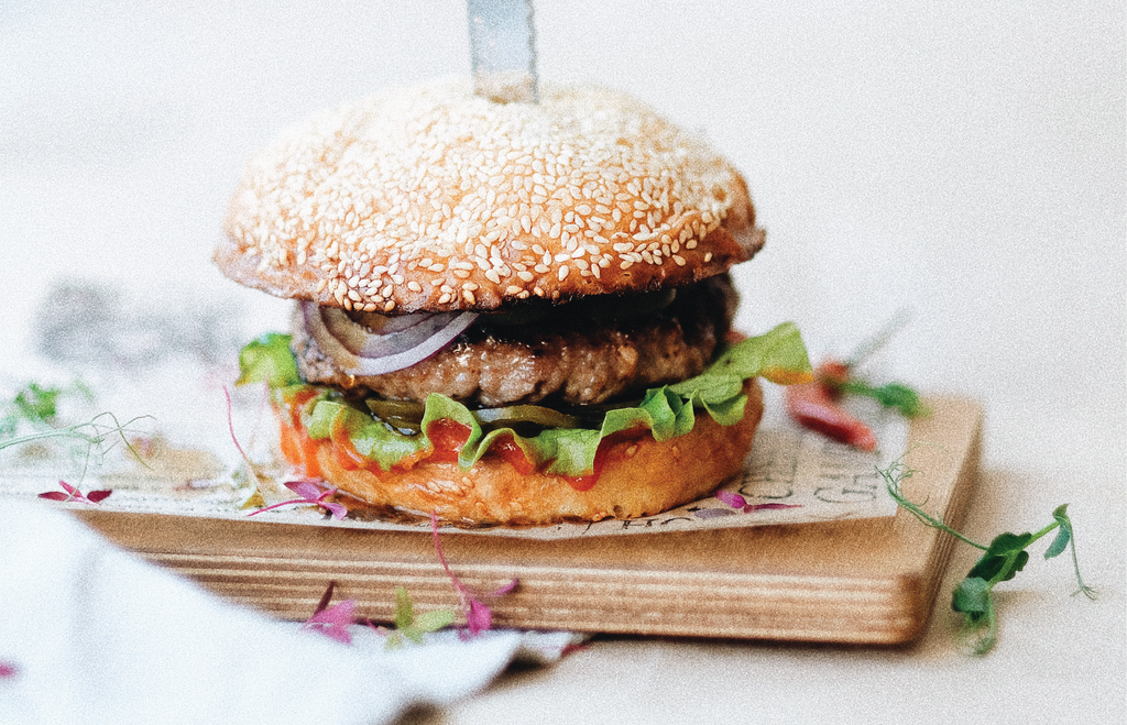 Diabetes-friendly burger on a plate, featuring a whole-grain bun, lean chicken patty, and a variety of fresh, diabetes-friendly toppings.