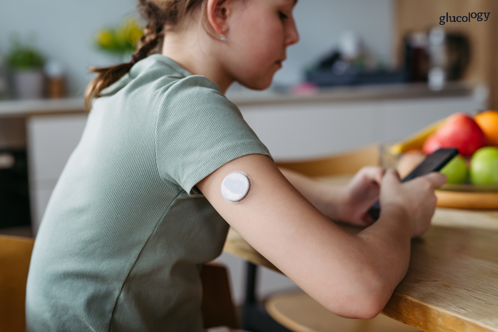 Kid with diabetes making use of new diabetes technology 